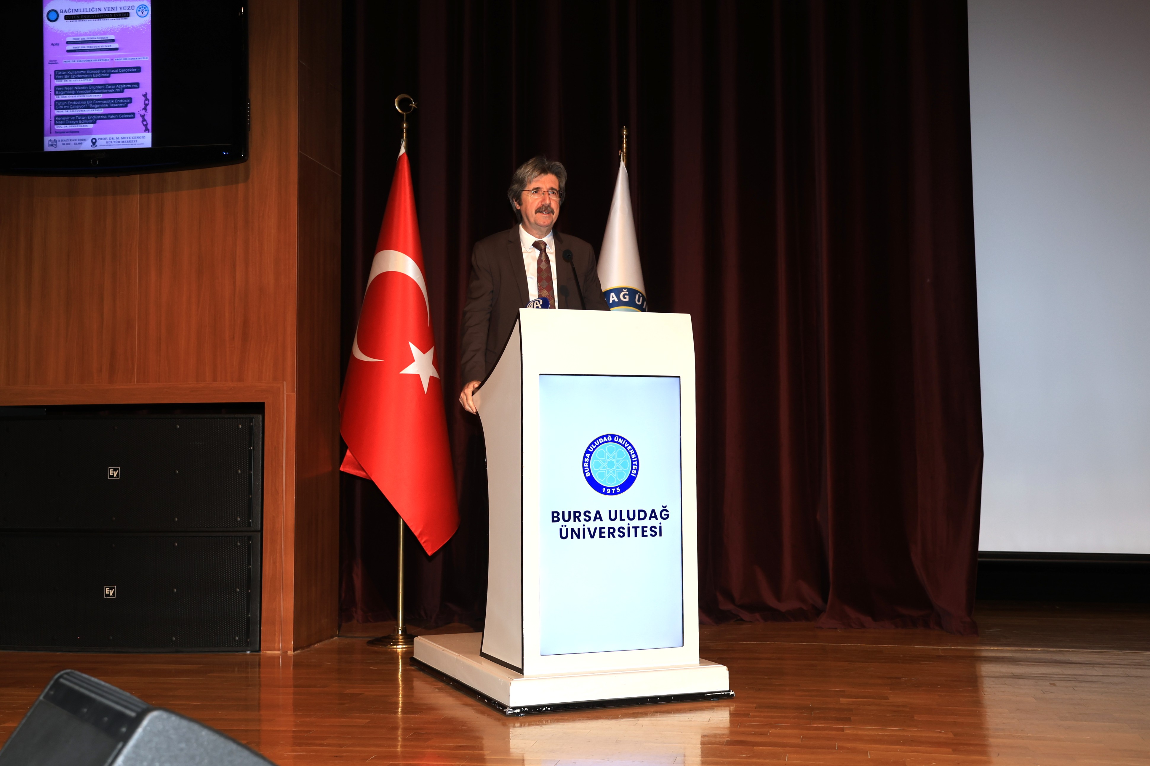 Tütün endüstrisinin evrimi ve tehlikeleri masaya yatırıldı